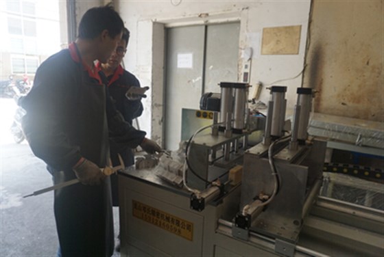 全自動(dòng)切鋁機(jī)