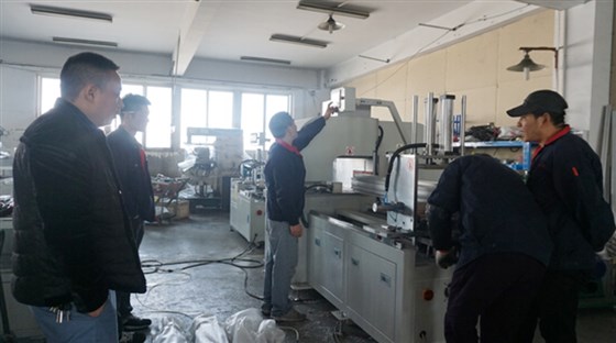 陽光明媚！客戶來鄧氏現場考察大型數控切鋁機