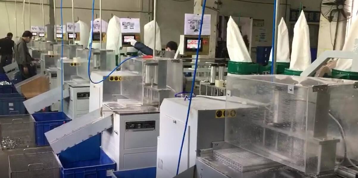 圖片|客戶現(xiàn)場8臺全自動(dòng)鋁材切割鋸切割唯美畫面