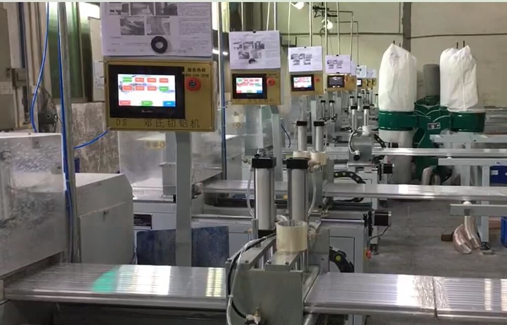 切鋁機(jī)客戶使用現(xiàn)場，8臺切鋁設(shè)備并切，3人操作